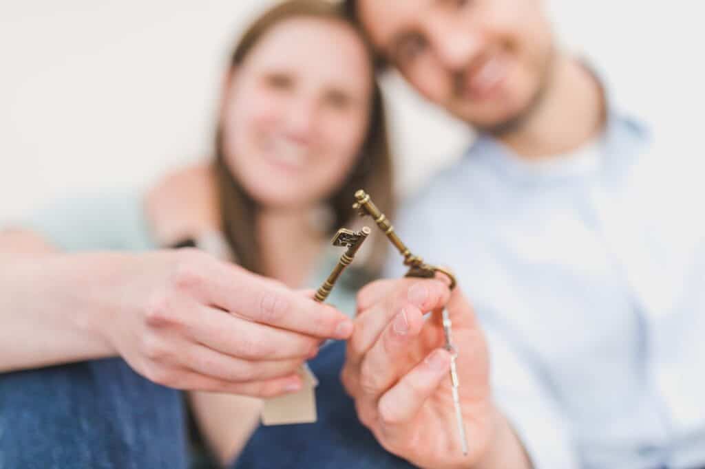Jeune couple heureux recevant les clés de leur nouvel appartement à La Ciotat