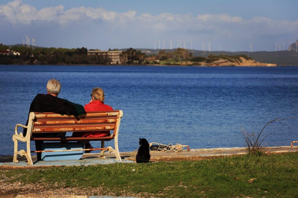 Famille et seniors profitant du grand air à La Ciotat en toute sérénité