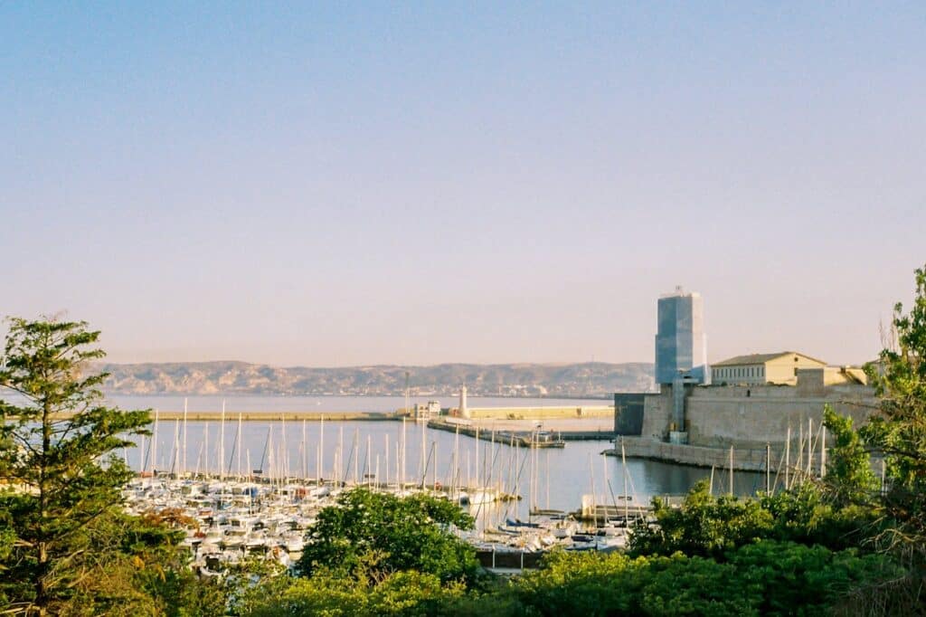 ue aérienne du port de Marseille et du Bec de l'Aigle sous le soleil